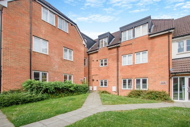 Thumbnail Flat for sale in Applefield, Little Chalfont, Amersham