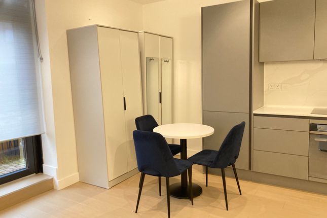 Studio to rent in Very Near New Horizons Court Area, Brentford