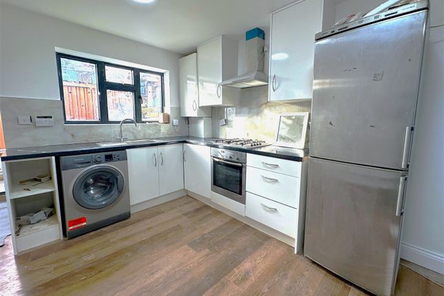 Flat to rent in Lancaster Walk, Hayes