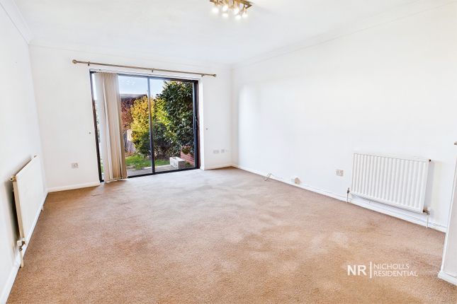 392a, Hook Road, Chessington photo 4