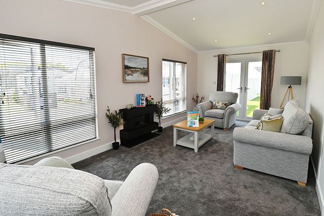 19, Western Avenue, Chertsey photo 3