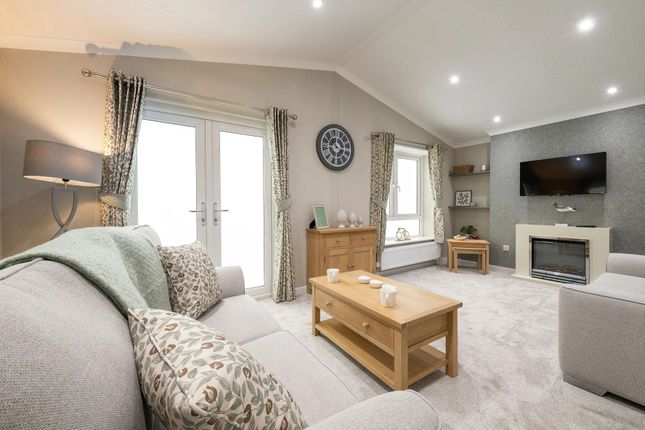 23 Kingfisher, Henfold Lakes, Henfold Lane, Dorking photo 3