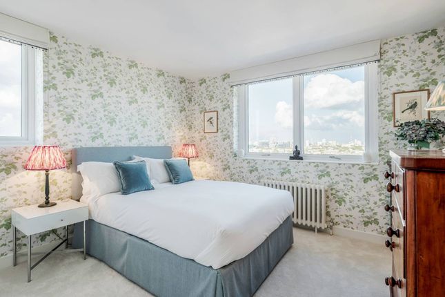 Flat to rent in Campden Hill Towers, Notting Hill Gate, London