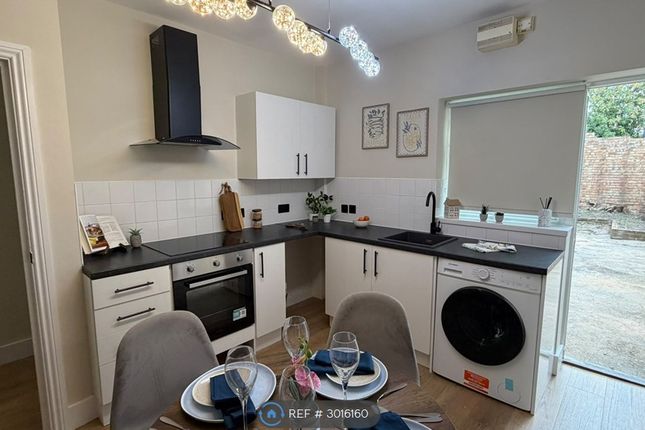 Ground Floor Flat  Knox Road, London photo 4