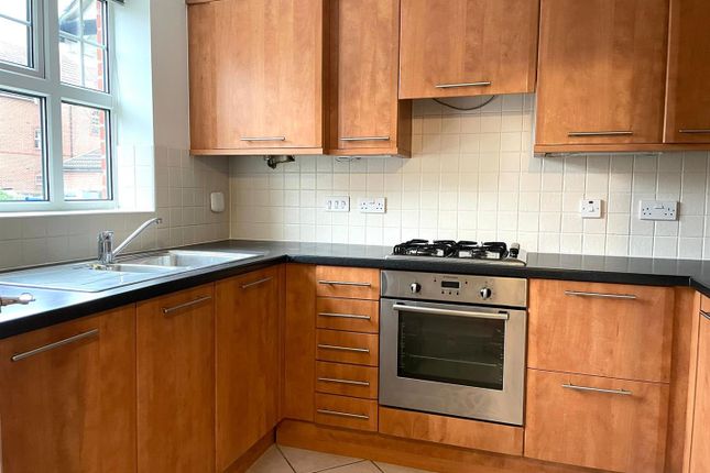 21, Glenwood Court, Farnborough photo 3