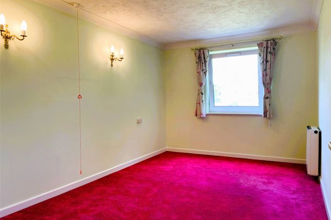 24, Badgers Court, Epsom photo 4