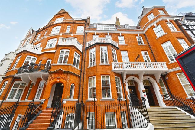 Flat to rent in Hans Crescent, London