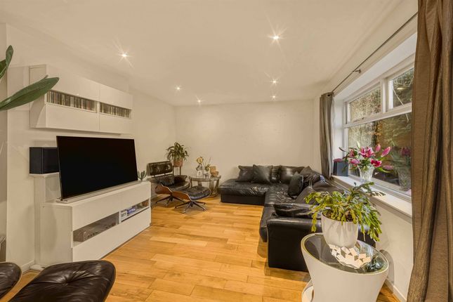 6 Croft Close, Altrincham photo 2