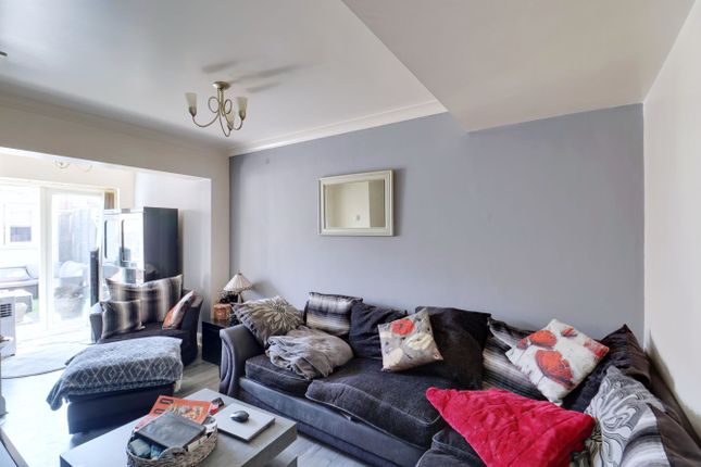 11, Mygrove Gardens, Rainham photo 4