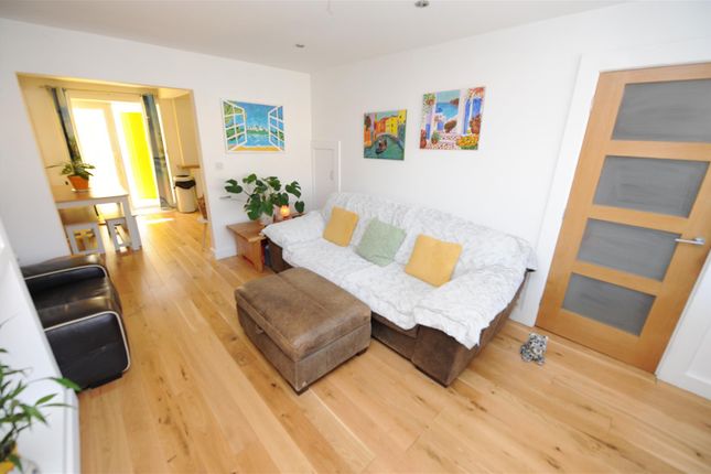 3, Fourlands Gardens, Bradford photo 4
