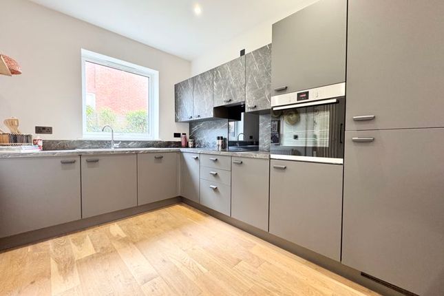 3 The Curve, Welholme Avenue, Grimsby photo 3