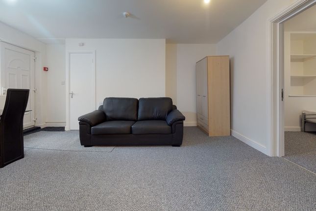 Flat to rent in Royal Park Terrace, Hyde Park, Leeds