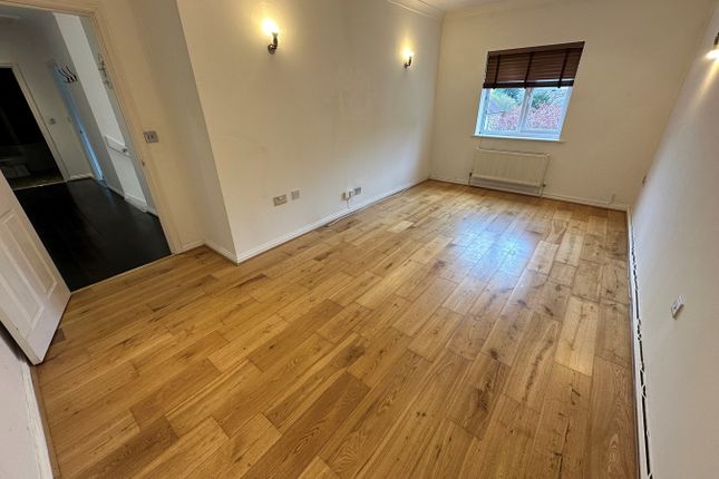 Thumbnail Maisonette to rent in Kennedy Close, London Colney, St Albans