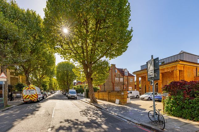 Flat to rent in Gwendolen Avenue, London