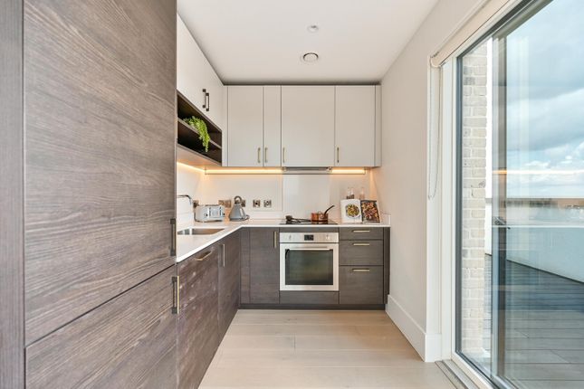 b2rc6429680, Charter Place, Hounslow photo 3