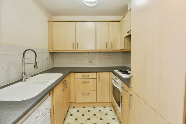 Flat 22 Highfields, 56, Richmond Gardens, Hampshire photo 4