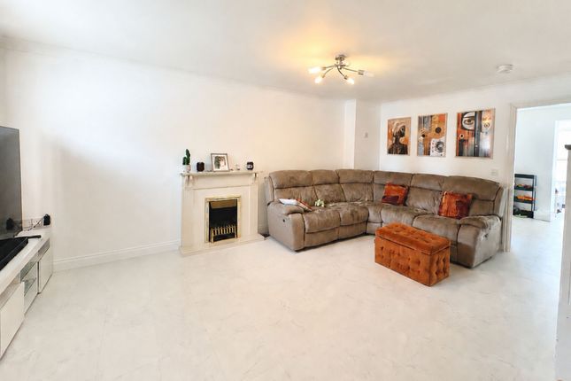 3B Charlesfield Road, Horley photo 2