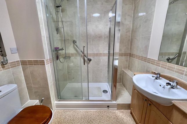 1-bed flat on 17 Royal Lodge, Newbury, Gillingham, £85,000