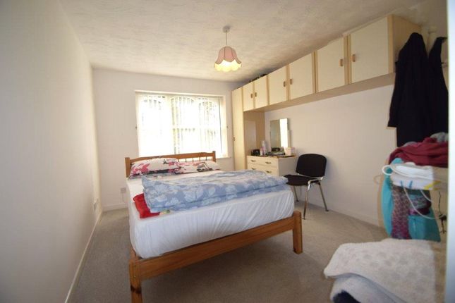 Flat for sale in Nixey Close, Slough, Berkshire