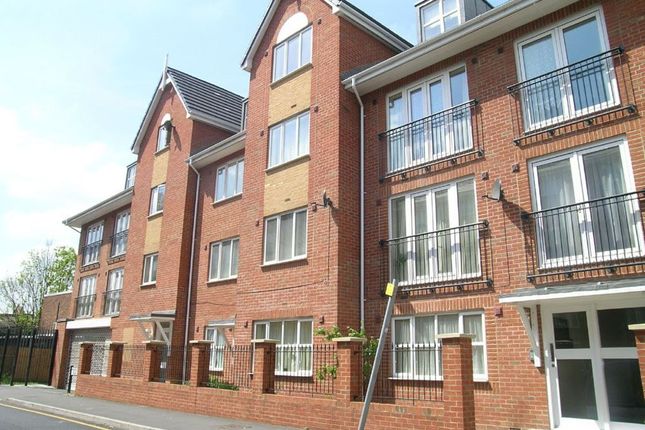 Flat to rent in Headington Place, Mill Street, Slough SL2
