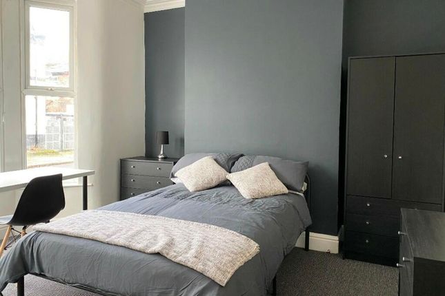 A Spacious And Inviting Large Double Bedroom Featu...