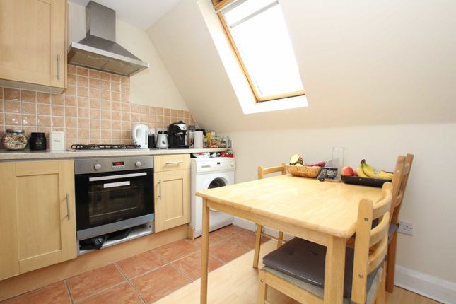 Top Floor Flat, 322, Uxbridge Road, London photo 2