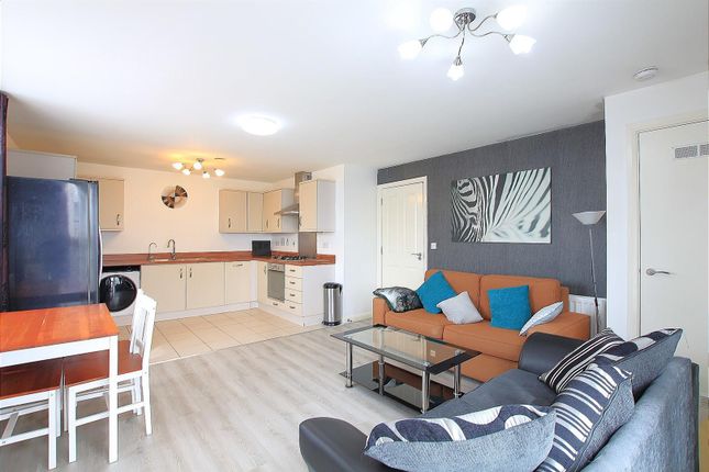 Flat to rent in Phoenix House, Bath Road, Hounslow