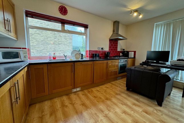 2-bed flat on Flat 7, Sunrise View The Rise, London, £305,000