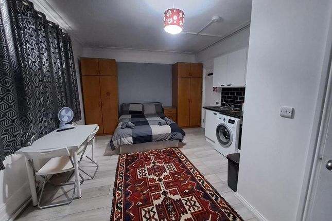 Studio house on 745b, Finchley Road, London, £1,300/mo