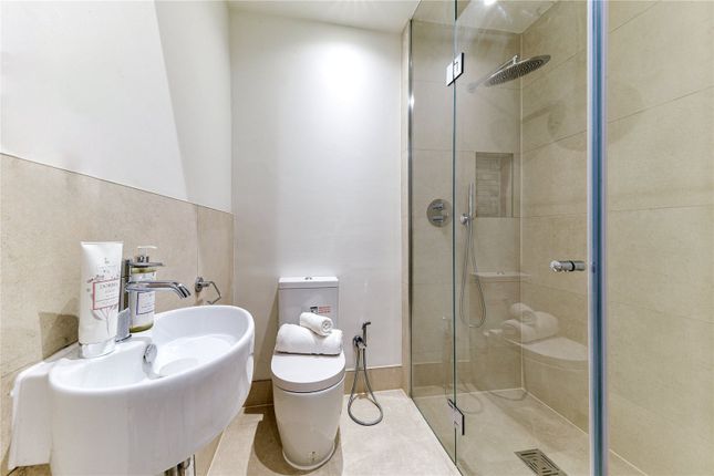 Flat to rent in Cumberland House, London