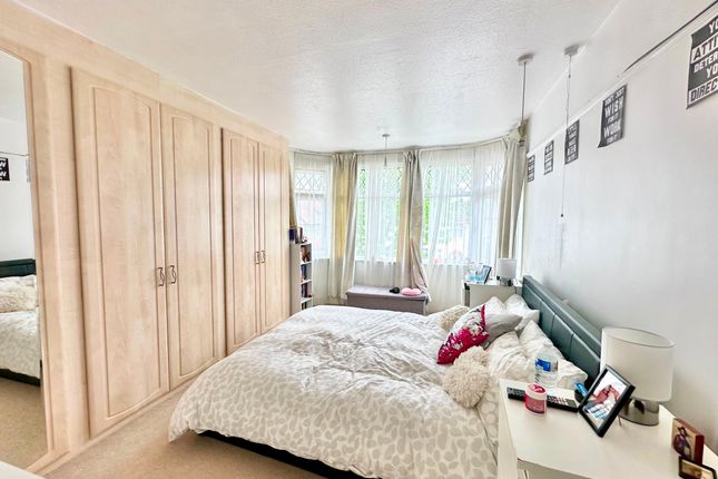 8 Lynton Avenue, London photo 5