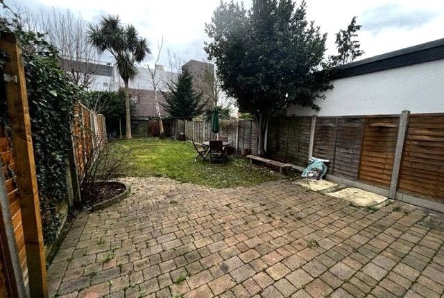 Room 1, 91, Heathcroft Avenue, Surrey photo 5
