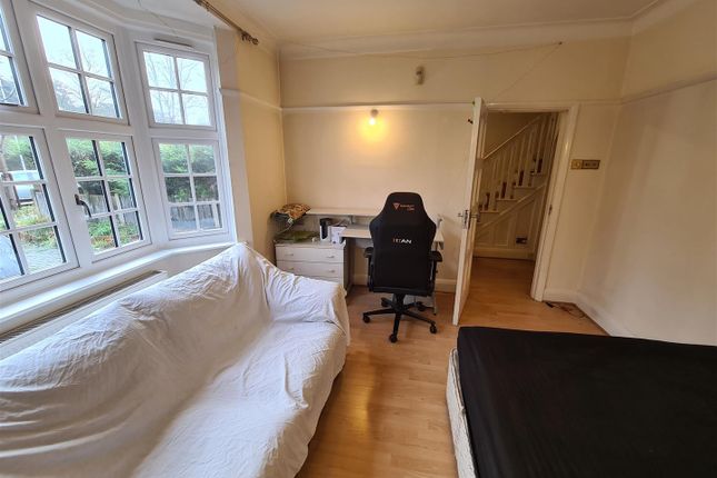 Room to rent in Great West Road, Osterley, Middx