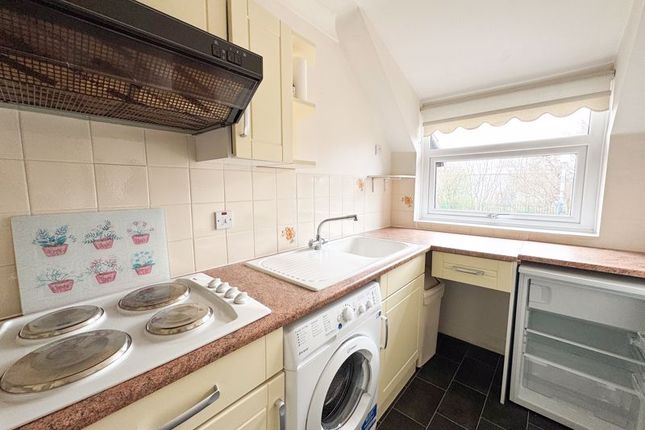 18, Queens Court, Grimsby photo 4