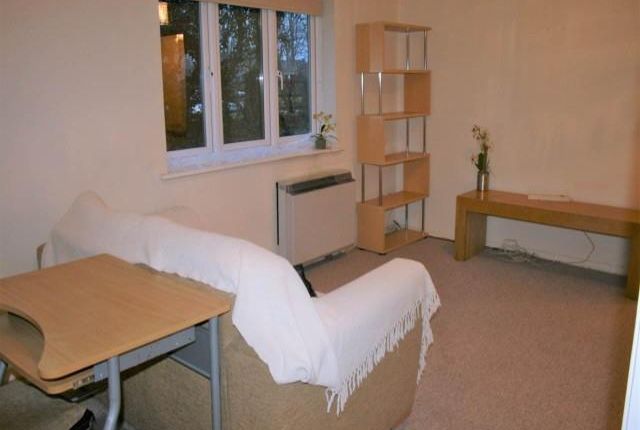 Flat to rent in Dormer Close, Aylesbury