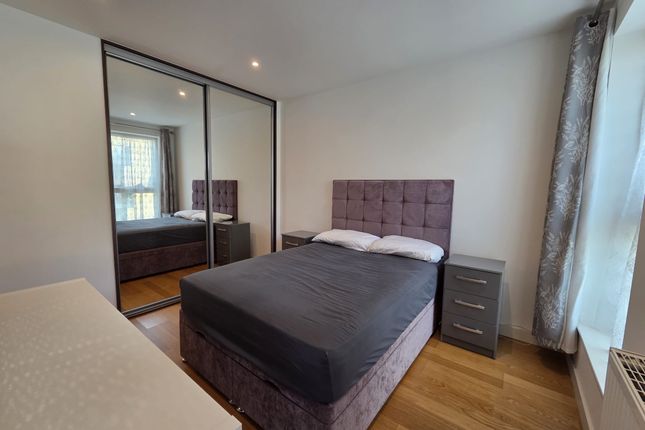 Genteel House - Second Floor, Samara Drive, Southall photo 3