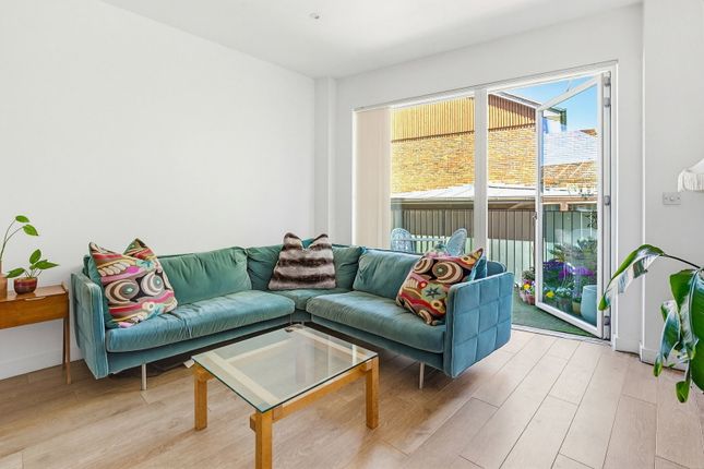 21 Atkins Square,Flat 5, Dalston Lane, London photo 4