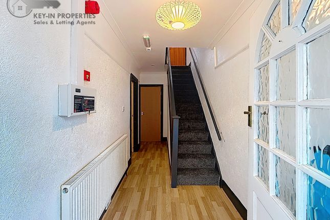 8 Thorn Avenue, Bradford photo 3