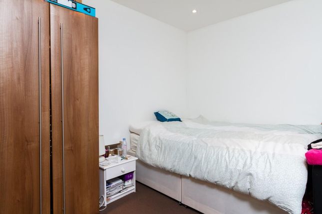 Flat to rent in Sainfoin Road, London