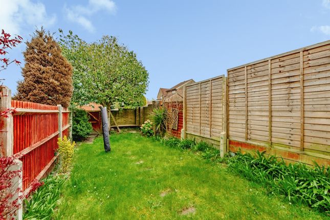 12, Hollingbourne Crescent, Crawley photo 2