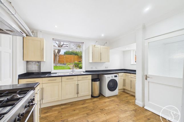 37, Fir Tree Approach, Leeds photo 4
