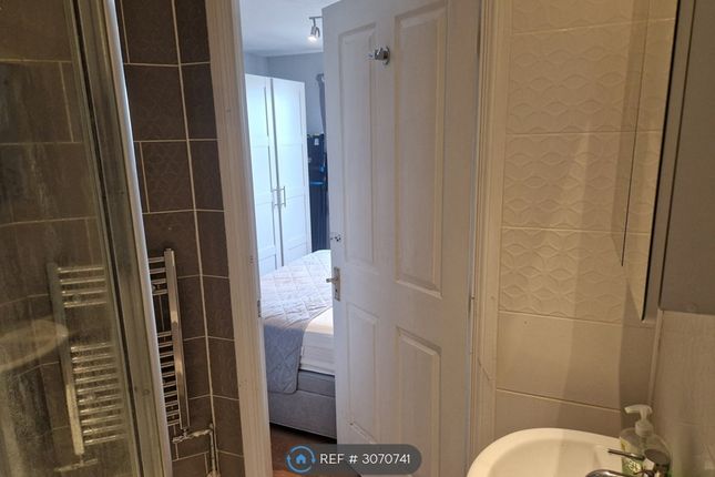 Flat, Blyth House Macarthur Close, Erith photo 5
