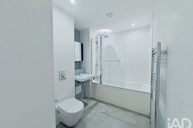 Flat 57 Discovery Tower, 1, Terry Spinks Place, London photo 3