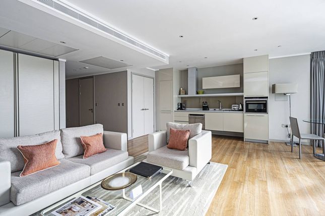 Flat to rent in Lower Thames Street, City, London