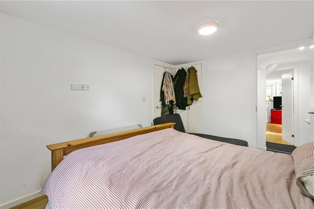 Flat to rent in Chartfield Avenue, Putney