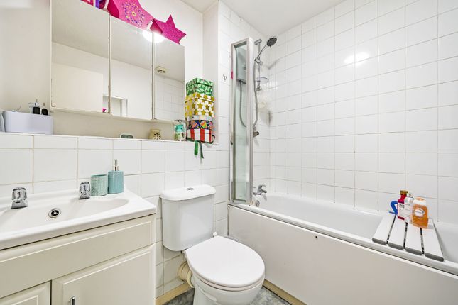 125 Ainsley Close, London photo 4