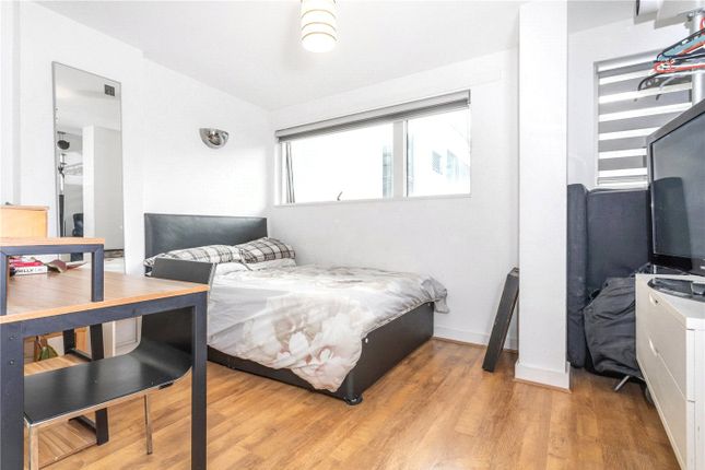 Flat to rent in Orsman Road, London