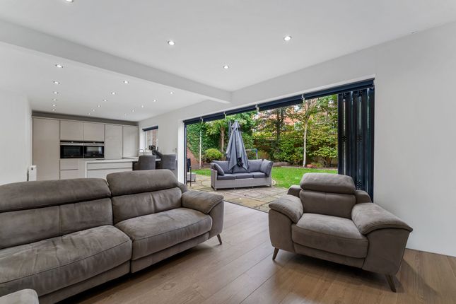 2 Hunts Field Close, Lymm photo 2
