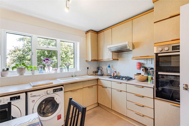 4, Manor Close, Witney photo 4