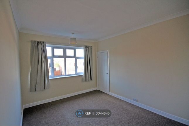 A Manor Drive North, York photo 4